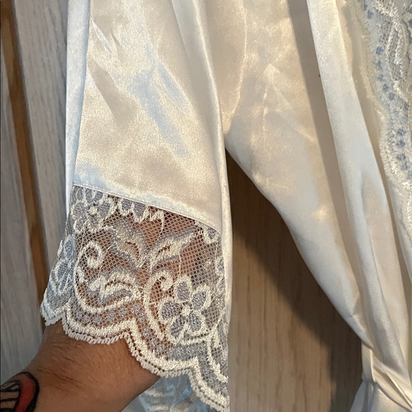 Luxurious Cream Lace-Trimmed Robe - Picture 2 of 10